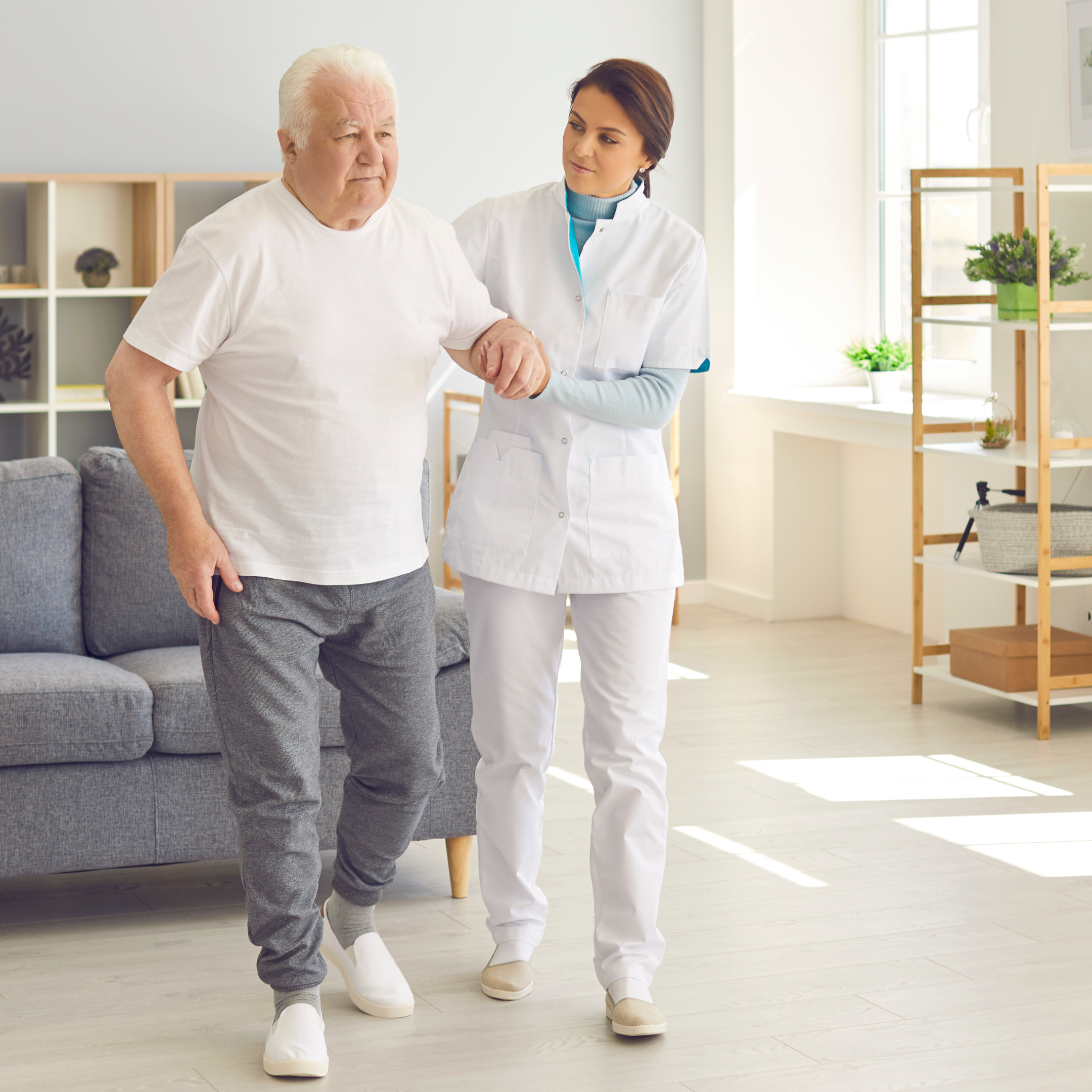 Gerocultores realizando su trabajo